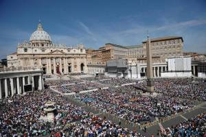 Piazza San Pietro gremita di fedeli durante la Santa Messa per i Cresimandi e i Cresimati di tutto il mondo, celebrata da Papa Francesco in Piazza San Pietro, Citta' del Vaticano, 28 aprile 2013. Faithful in Saint Peter Square for the mass of Pope Francis for the first communion to children, Vatican City, 28 April 2013. ANSA / INSIDEFOTO / ANDREA STACCIOLI